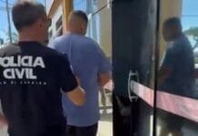 Vulgo “4K” é preso por tentativa de latrocínio na RJ-106 Foto de um homen sendo preso entrando na delegacia 123 dp em Macaé