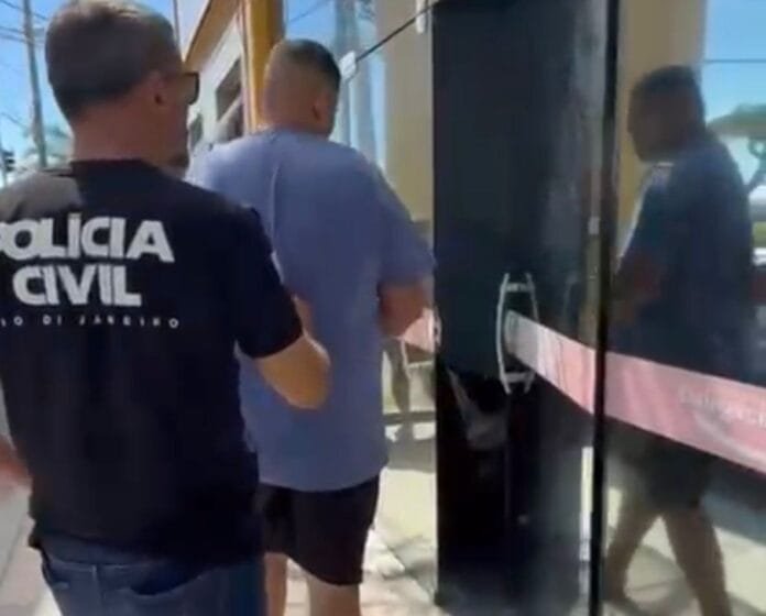 Vulgo “4K” é preso por tentativa de latrocínio na RJ-106 em Macaé Foto de um homen sendo preso entrando na delegacia 123 dp em Macaé