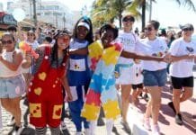 Caminhada do Autismo mobiliza Macaé neste domingo (12) Foto de crianças e adultos sorrindo participando de caminha pelo autismo da promovida pela prefeitura de Macaé RJ