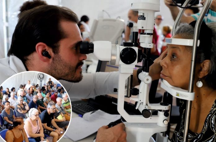 Foto de medico oftalmologista examinando paciente