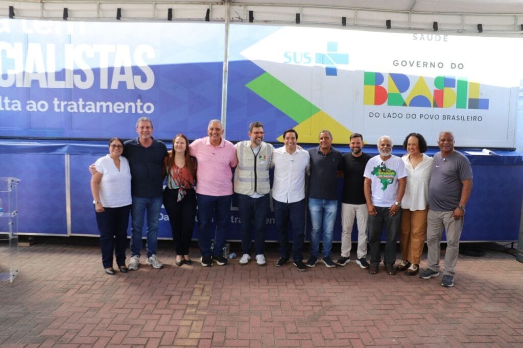 Foto de autoridas presentes no evento de inaugura~ção do serviço