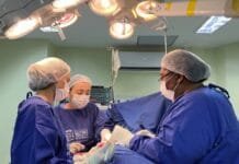 Saúde de Rio das Ostras realiza primeiras cirurgias de mastologia no Hospital Municipal Foto de equipe de médicos fazendo uma cirugia