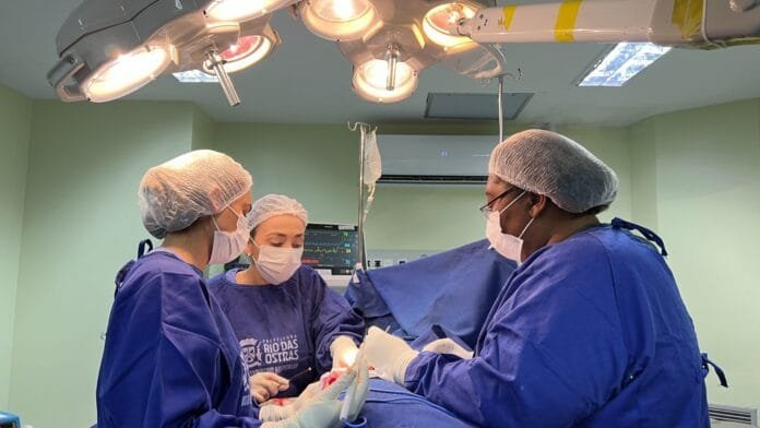 cirurgias de mastologia em Rio das Ostras Foto de equipe de médicos fazendo uma cirugia