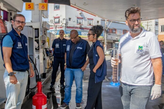 Foto da Equipes do Procon de Macaé e da ANP realizaram fiscalizações em postos de combustíveis do município, com coleta de amostras para análise da qualidade e verificação do cumprimento das normas de defesa do consumidor