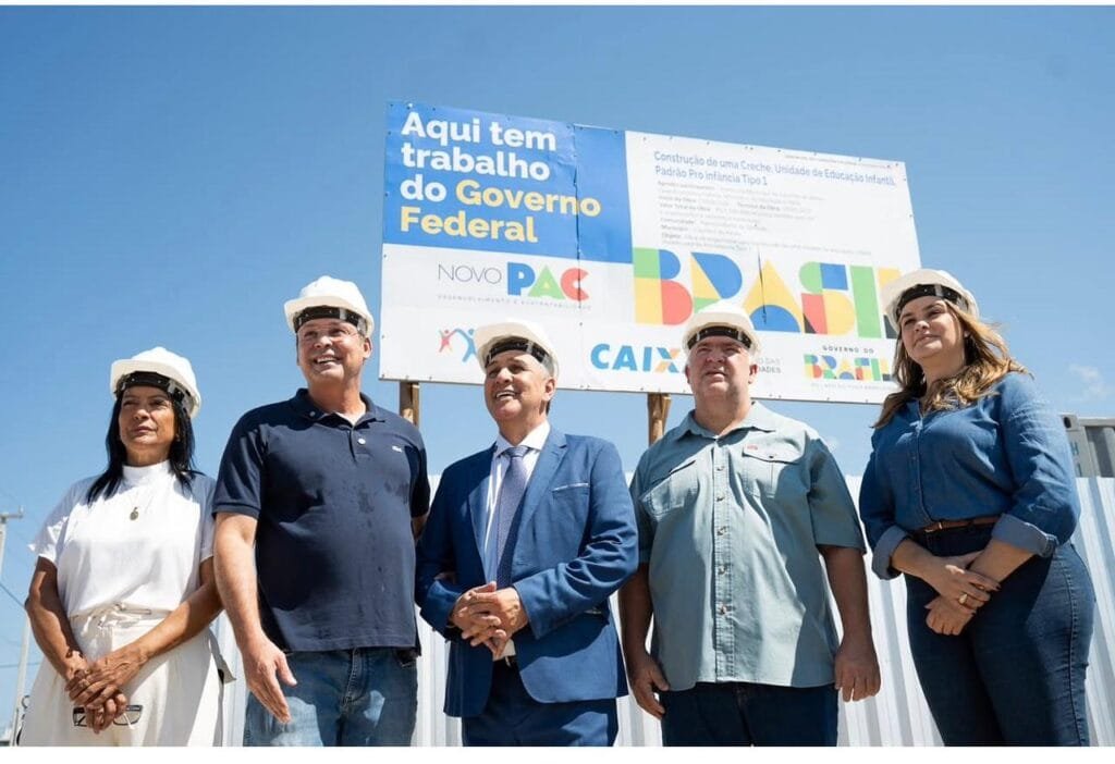 Autoridades acompanham de perto a área onde será construído o novo complexo com recursos federais.
