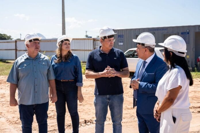Foto de Autoridades acompanham de perto a área onde será construído o novo complexo com recursos federais.
