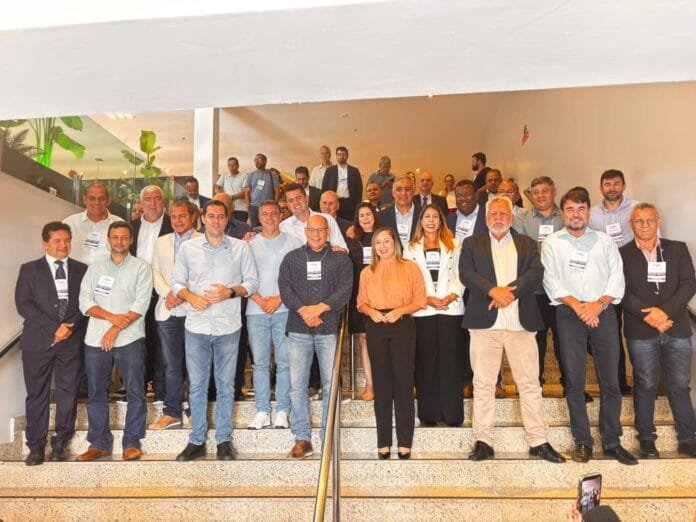 Prefeitos se reúnem em Cabo Frio e reforçam união em defesa dos royalties do petróleo Foto dos prefeitos participante do evento em cabo frio rj