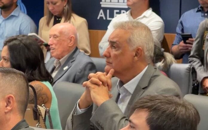 Foto do prefeito Carlos Augusto Balthazar participando da audiência pública na Alerj