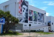 Inscrições para uso do Teatro Municipal Joel Barcellos seguem abertas em Rio das Ostras Foto da fachada dp Teatro Municipal Joel Barcellos