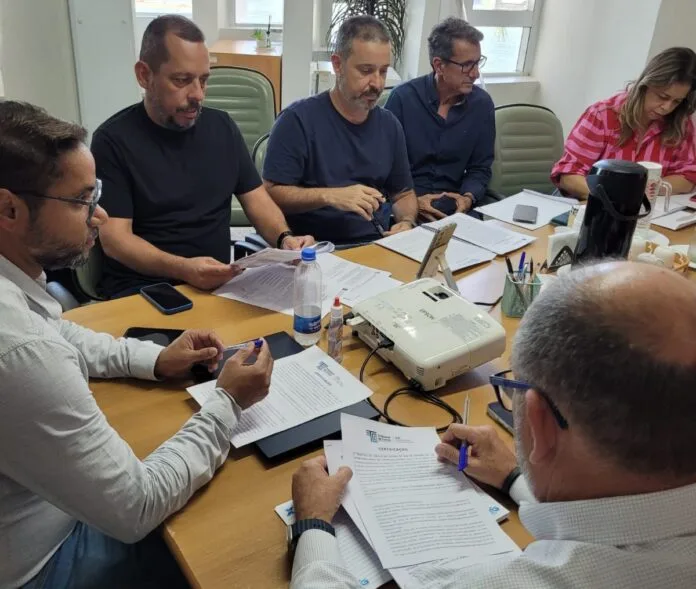 Macaé conquista certificação do TCE-RJ por transparência na aplicação de emendas parlamentares Fotos da reunião do Grupo de Trabalho Intersetorial reúne representantes da Controladoria Geral do Município, da Secretaria Municipal de Planejamento e Gestão, da Secretaria Municipal de Fazenda, da Secretaria Executiva de Relações Institucionais e da Secretaria Executiva de Ciência, Tecnologia e Inovação