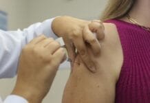 Rio das Ostras reforça alerta sobre vacinação contra o sarampo Foto de uma pessoa sendo vacinada