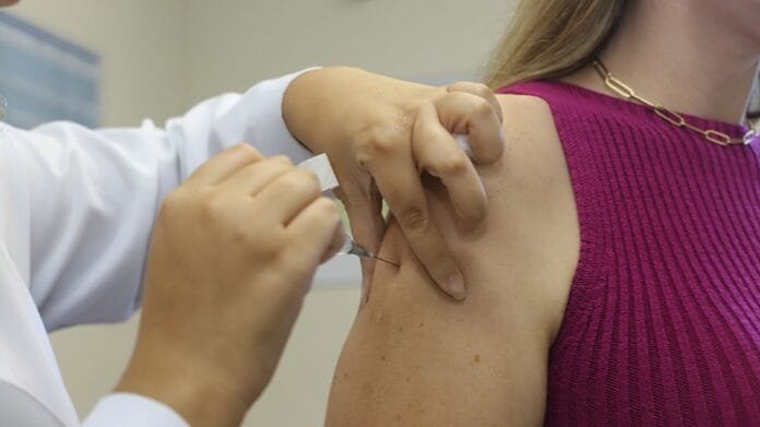 Rio das Ostras reforça alerta sobre vacinação contra o sarampo Foto de uma pessoa sendo vacinada