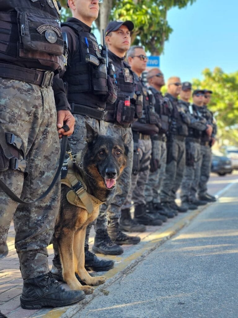 Imagem de militares em fila e cachorro da guarda