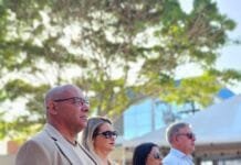 Arraial do Cabo celebra aniversário com tradição da Banda Furiosa e desfile sobre Cultura Oceânica Fotos de autoridades em repeito à cerimonia