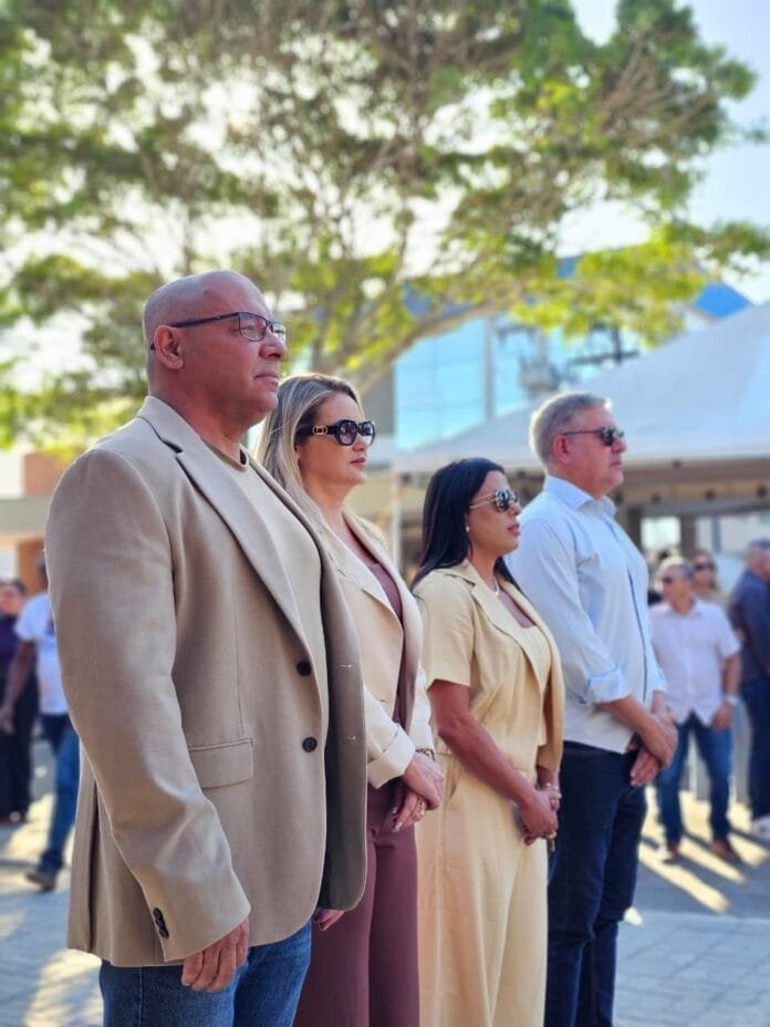 Fotos de autoridades em repeito à cerimonia