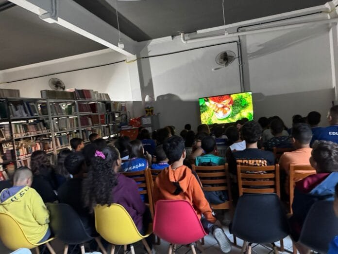 Os alunos aproveitaram uma manhã divertida de cine + leitura na Biblioteca Carlos Drummond de Andrade.
