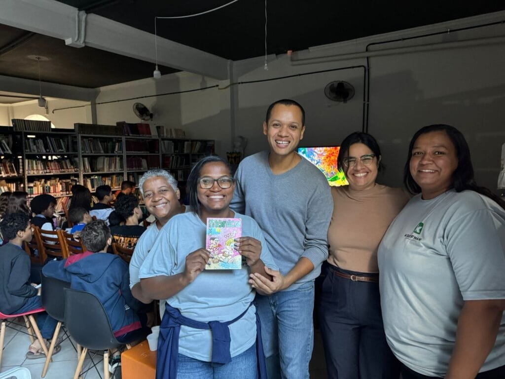 A professora Beth Nery acompanhou os alunos da Escola Municipal Pastor Abel em mais uma manhã dedicada à leitura.