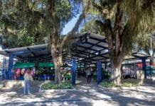 Nova cobertura da Feira da Agricultura Familiar é inaugurada em Macaé Vista externa da nova cobertura da Feira da Agricultura Familiar de Macaé com estrutura moderna e visitantes circulando pelo local.
