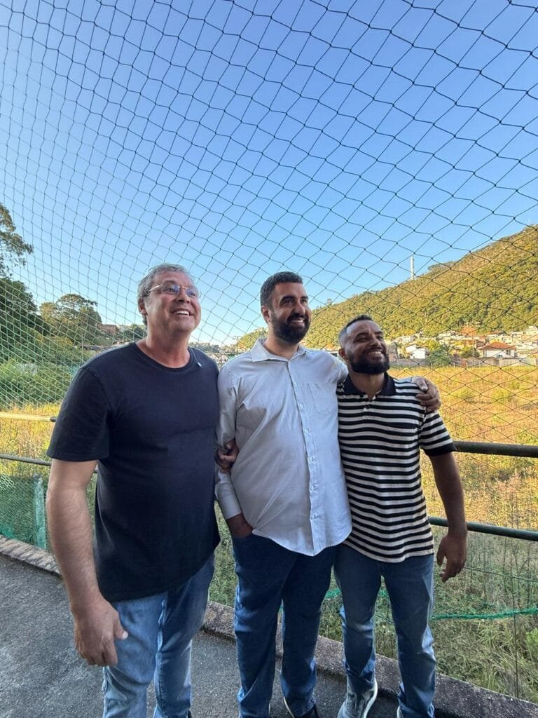 Foto do deputado federal Lindbergh Farias e o prefeito Leonardo Vasconcellos acompanharam de perto o andamento das obras e os investimentos em Teresópolis. 