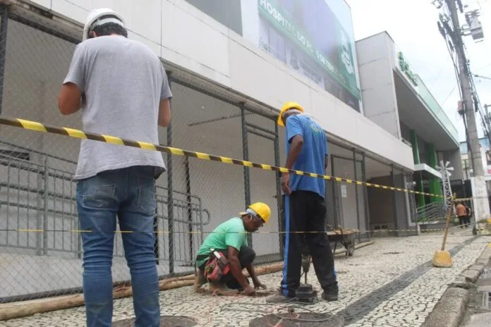 Lindbergh Farias fiscaliza obras do novo hospital e campus do IFRJ em Teresópolis Fotos de trablhadores na obra do hospital em Teresópolis