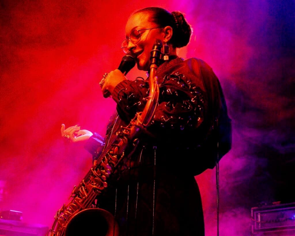 Nubya Garcia 🎷
A força do jazz contemporâneo em uma apresentação marcante e cheia de personalidade.