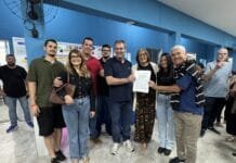 Lindbergh anuncia R$ 50 milhões no Noroeste Fluminense Foto de autorudades sorrindo e segurando documento referente aos investimentos