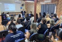 Projeto Famílias Atípicas Empreendedoras abre inscrições em Rio das Ostras com capacitação gratuita Foto de participante no auditorio