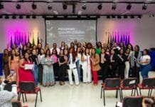 Qualifica Mulher certifica 60 alunas em cursos profissionalizantes em Macaé Foto das formandas do curso profissionalizante Qualifica Macaé