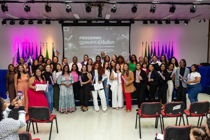 Foto das formandas do curso profissionalizante Qualifica Macaé