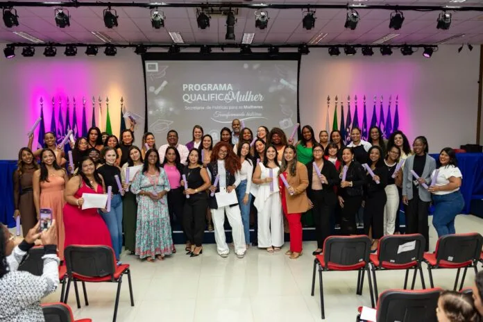 Qualifica Mulher certifica 60 alunas em cursos profissionalizantes em Macaé Foto das formandas do curso profissionalizante Qualifica Macaé