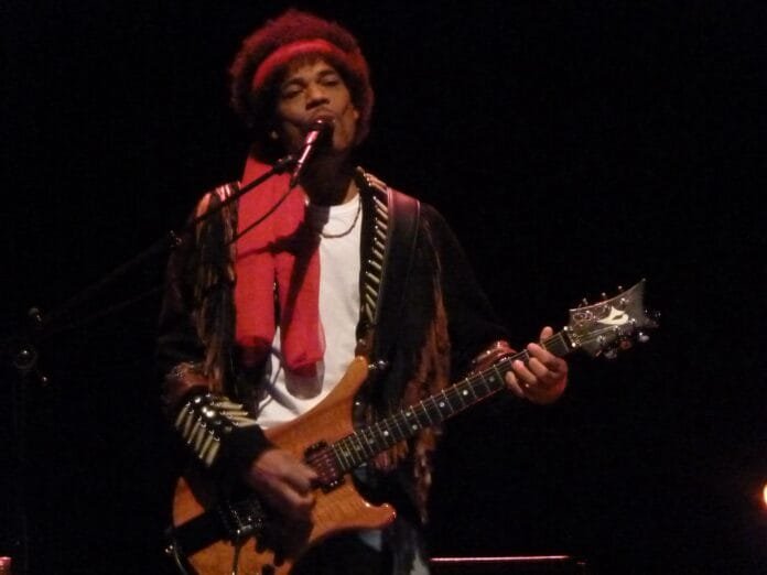 Stanley Jordan 🎸Virtuosismo, inovação e muita história no palco do Rio das Ostras Jazz & Blues Festival.