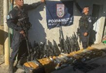 Arsenal de guerra é localizado em operação policial Foto de policiais militares apresentando as armas e drogas apreendidas no complexo camará zona oeste do Rio