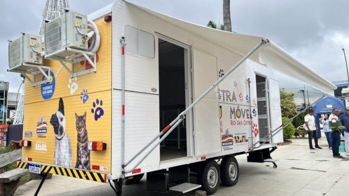 Castramóvel do Projeto Bem-Estar Animal Sobre Rodas estacionado em área pública de Rio das Ostras para atendimento veterinário gratuito de cães e gatos.