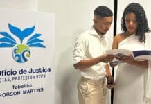 Casamento civil em Rio das Ostras ganha ação especial em maio Foto de casal vendo a certidão de casamento
