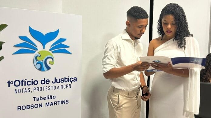 Foto de casal vendo a certidão de casamento