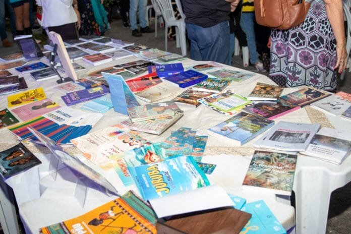 Foto de diversos livros em uma mesa grande