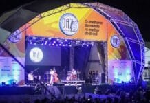 Rio das Ostras Jazz & Blues Festival vira Patrimônio Cultural do município Foto do palco do festival em noite de apresentação