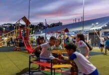 Miramar ganha nova praça com quadra esportiva e área de lazer em Macaé Foto de crianças brincando com os na praça