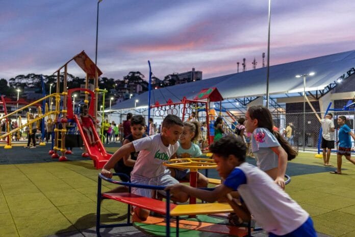 Foto de crianças brincando com os na praça