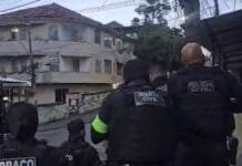 Polícia Civil faz operação contra traficantes do Complexo do Lins no Rio Foto de policiais civis armados em ação para capturar criminosos escondidos em comunidades