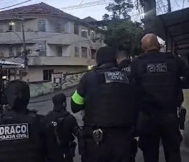 Polícia Civil faz operação contra traficantes do Complexo do Lins no Rio Foto de policiais civis armados em ação para capturar criminosos escondidos em comunidades