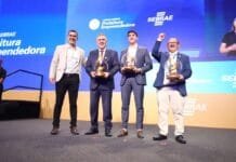 Casimiro de Abreu conquista prêmio nacional do Sebrae em Brasília O prefeito Ramon Gidalte (D) o vice-prefeito Marquinho da Vaca Mecânica e a secretária Bárbara Bastos celebraram a conquista nacional do município no Prêmio Sebrae Prefeitura Empreendedora, em Brasília.