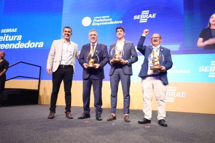 Casimiro de Abreu conquista prêmio nacional do Sebrae por projeto inovador de gestão pública O prefeito Ramon Gidalte (D) o vice-prefeito Marquinho da Vaca Mecânica e a secretária Bárbara Bastos celebraram a conquista nacional do município no Prêmio Sebrae Prefeitura Empreendedora, em Brasília.