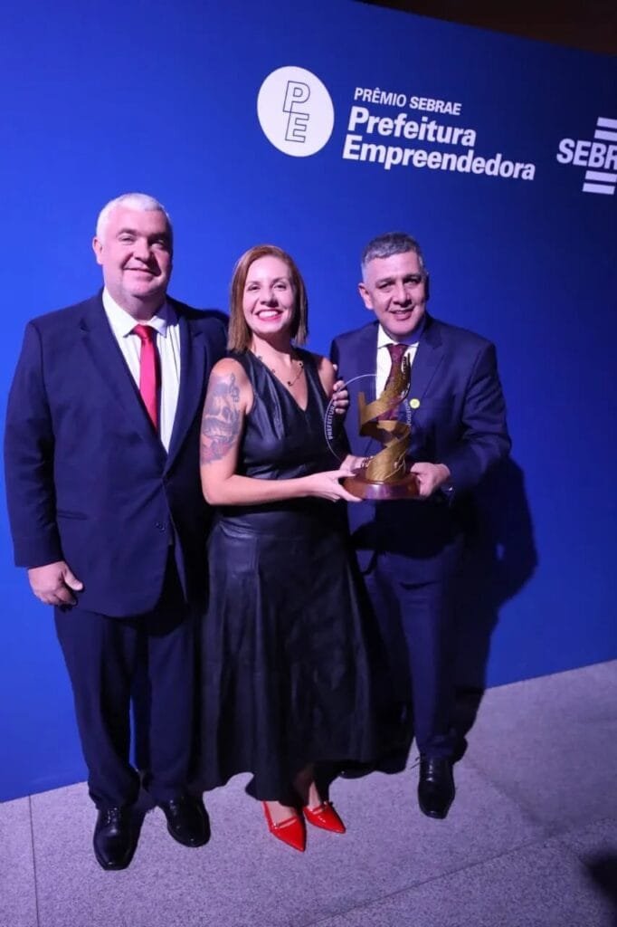 O prefeito Ramon ao lado de representantes de municípios premiados de diferentes regiões do país.
