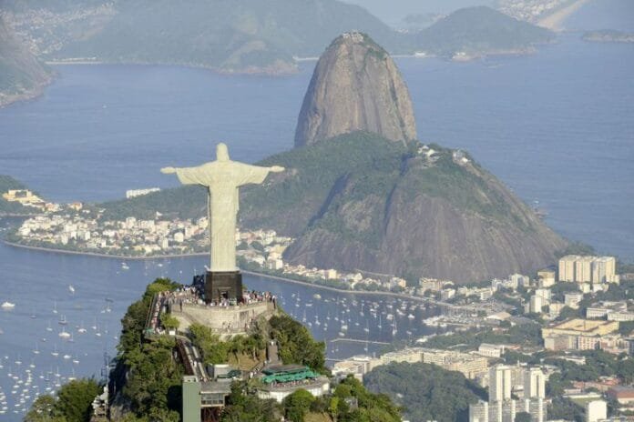 Foto aerea da cidade do Rio de janeiro em primeiro plano o Cristo Redentor e ao fundo o Pão de Açúcar