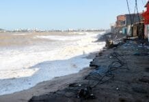 Ressaca marítima em Macaé mantém Defesa Civil em alerta na Fronteira e Matinha Foto da praia da Fronteira com casas danificadas pela resaca em Macaé