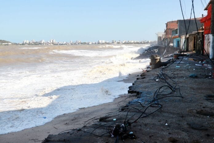 Foto da praia da Fronteira com casas danificadas pela resaca em Macaé