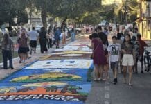 Corpus Christi em Macaé terá tapetes de sal e show de Frei Zeca Foto de pessoas fazendo tapetes coloridos nas ruas de Macaé para o feriado de Corpus Chrsti