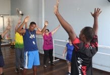 Dança inclusiva transforma vidas em Rio das Ostras Foto de professor de dança ensinando alunos na dança e movimentos.