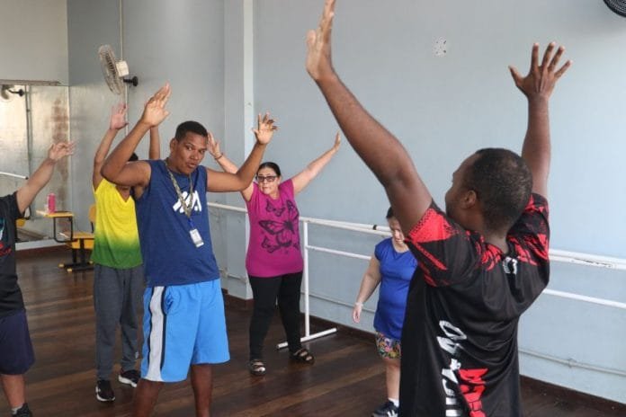 Dança inclusiva transforma vidas em Rio das Ostras Foto de professor de dança ensinando alunos na dança e movimentos.